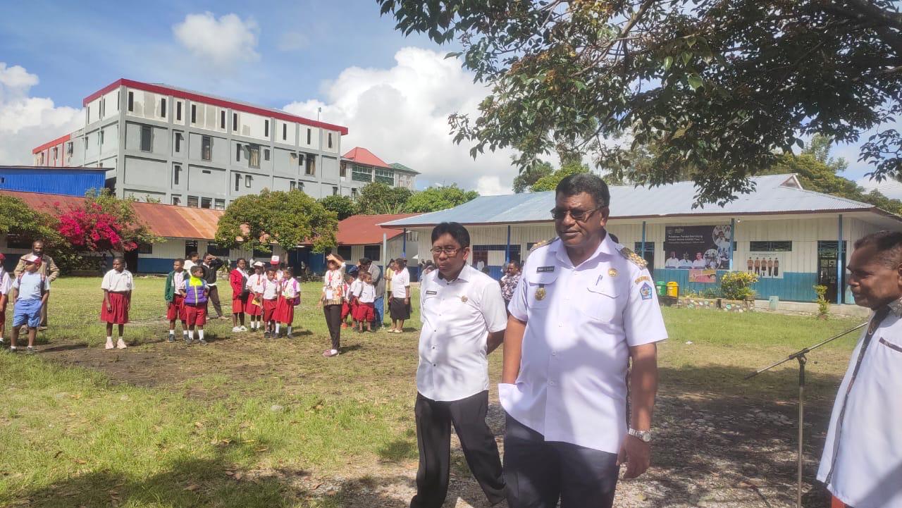 Pj Bupati Jayawijaya Thony M Mayor, S.Pd, MM saat meninjau pembukaan Pelatihan Metode Gasing dari Institut Indonesia Jaya Prof Yohanes Surya Institut di SD YPK Betlehem Wamena Rabu (15/1/2025).