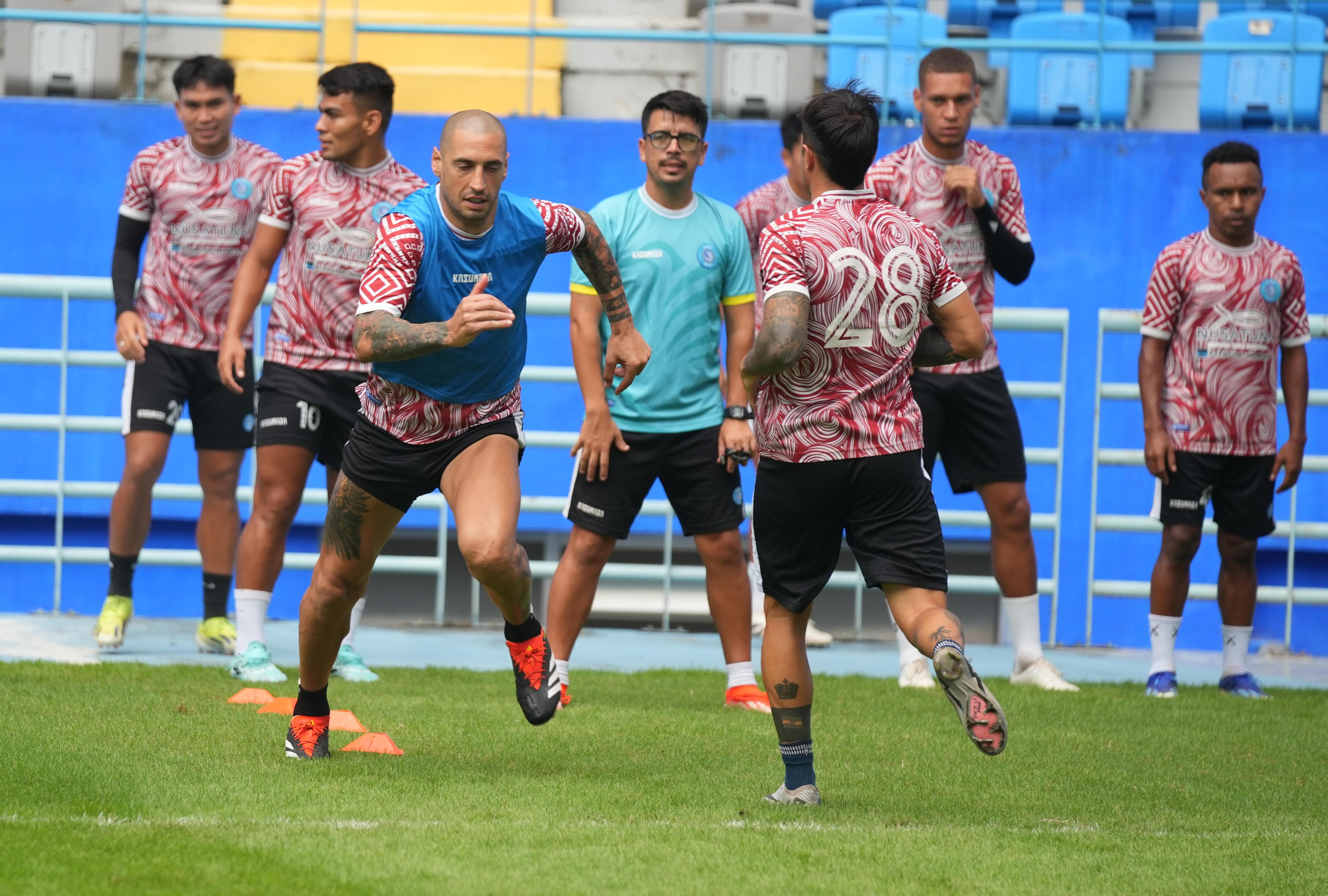 Striker baru PSBS Biak, Ariel Nahuelpan ketika berlatih dengan rekan-rekannya saat uji coba lapangan di Stadion Batakan Balikpapan. (Foto: MO PSSB Biak)