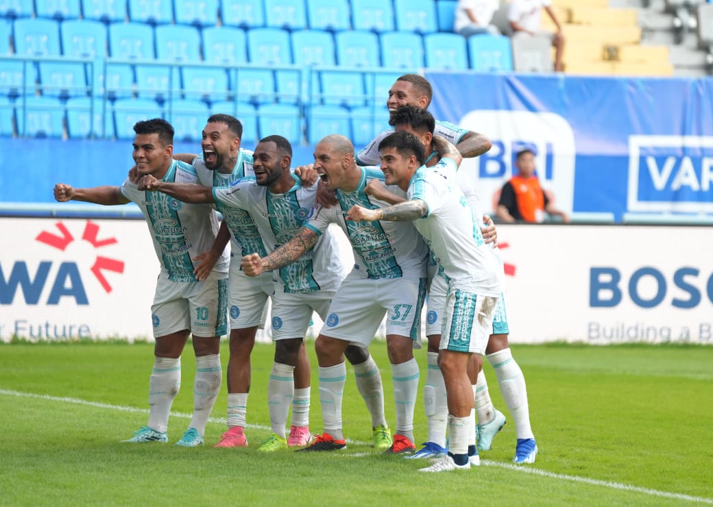 Pemain PSBS Biak saat selebrasi gol atas PSM Makassar.