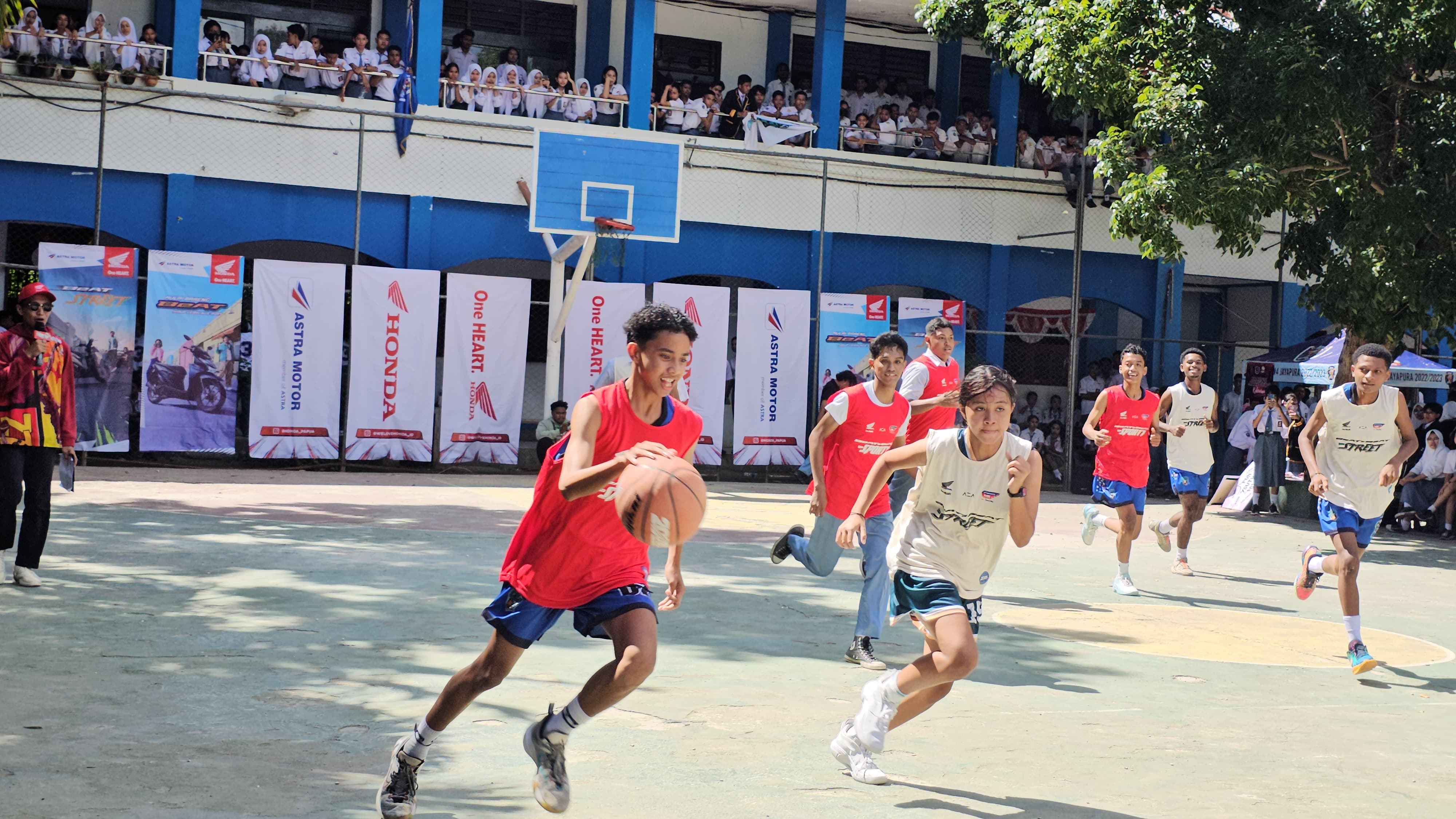 Tim Basket Putra SMAN 4 Jayapura saat perkenalan tim dalam roadshow Honda DBL with Kopi Good Day 2025 Papua Selasa ( 14/1/2025). (CEPOSONLINE.COM/HANS PALEN)