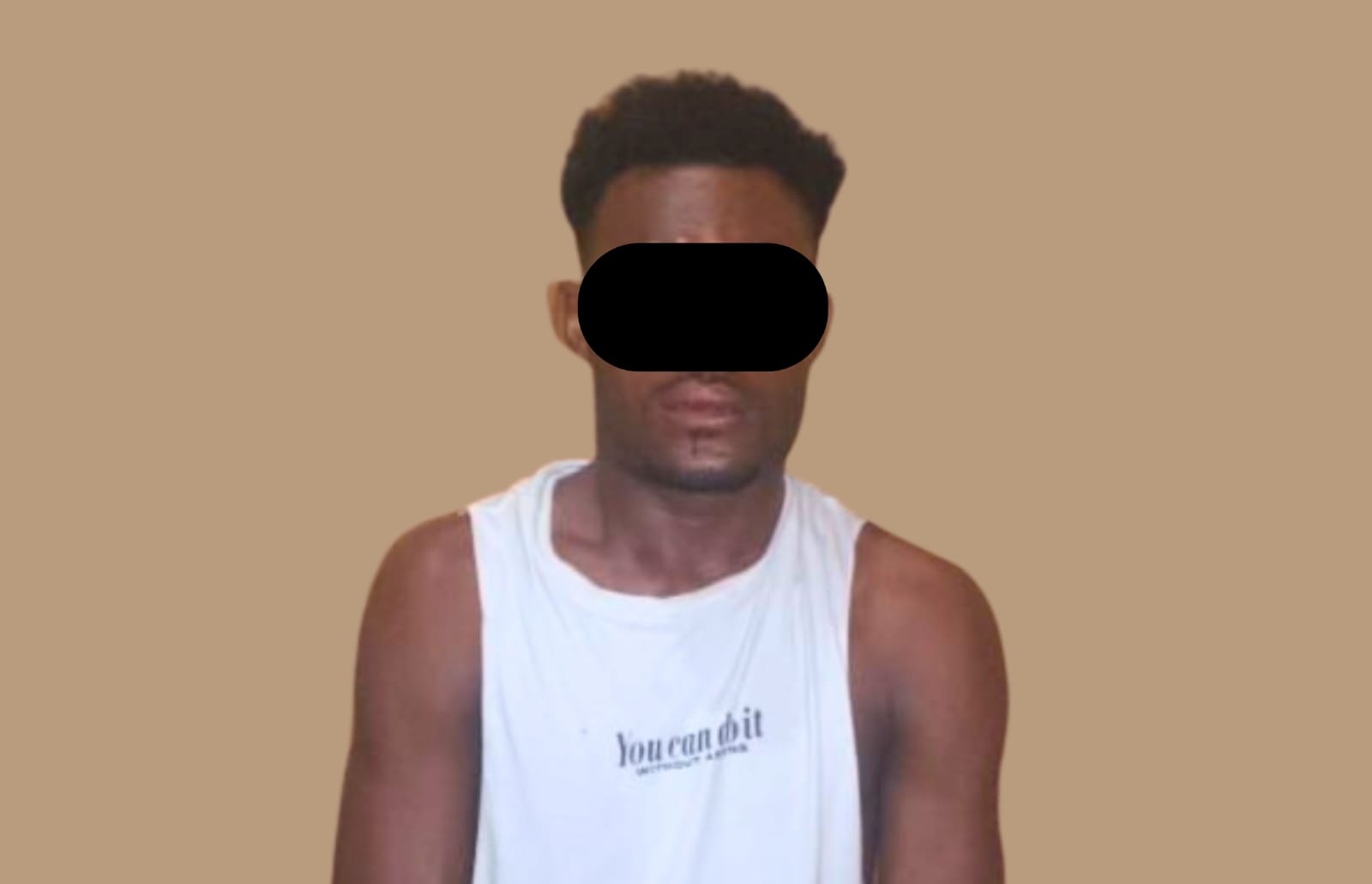 Pelaku Persetubuhan anak di Bawah Umur (RW) di Distrik Heram saat diamankan di Mapolresta Jayapura Kota, Jumat (17/1/2025). (CEPOSONLINE.COM/Humas Polresta Jayapura Kota).