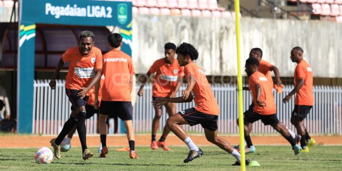Pemain Persipura Jayapura saat melakukan latihan di Stadion Mandala Jayapura, Minggu (19/01/2025). (CEPOSONLINE.COM/ERIANTO).