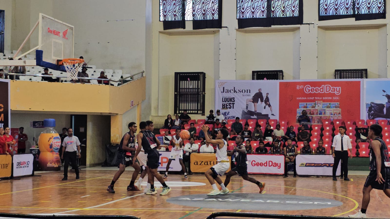 Tim basket putra SMA 3 Jayapura (baju hitam) saat bertanding melawan SMA 1 Biak. (CEPOSONLINE.COM/HANS PALEN).