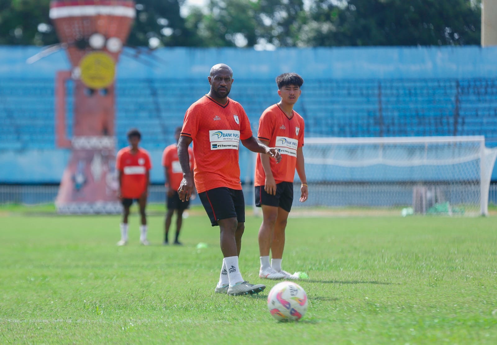 Legenda hidup Persipura dan sepak bola Indonesia, Boaz Solossa, di sesi latihan bersama pemain muda Persipura, Jason.