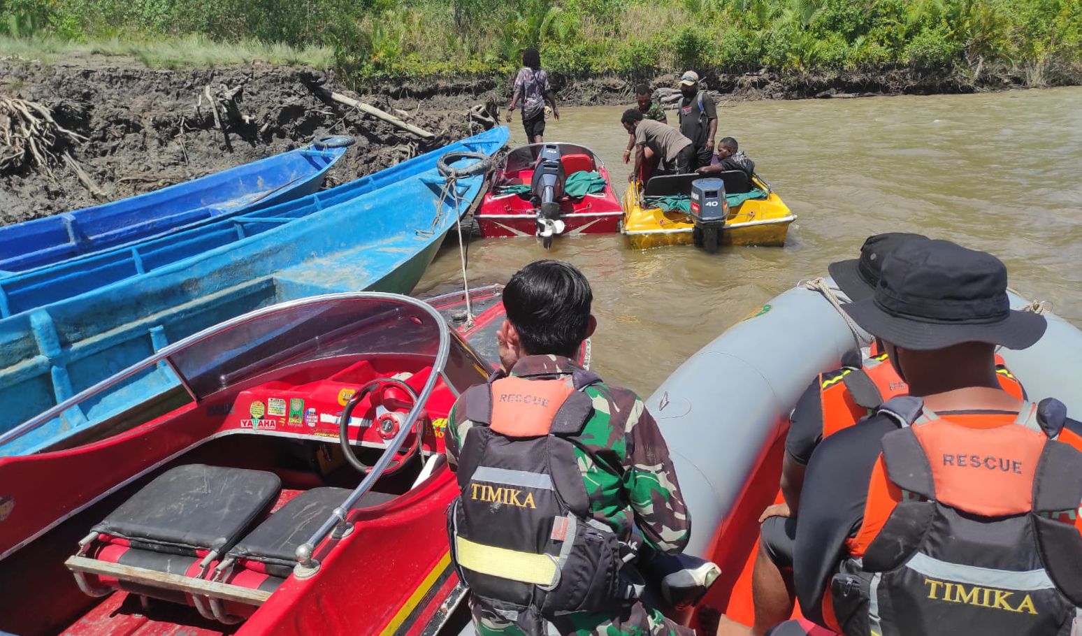 Tim SAR gabungan sedang melakukan pencarian terhadap Amos Ibar, korban hilang dalam kecelakaan laut di Muara Kali Yamas, Kabupaten Asmat, Selasa (21/1/2025).(Foto: Istimewa).