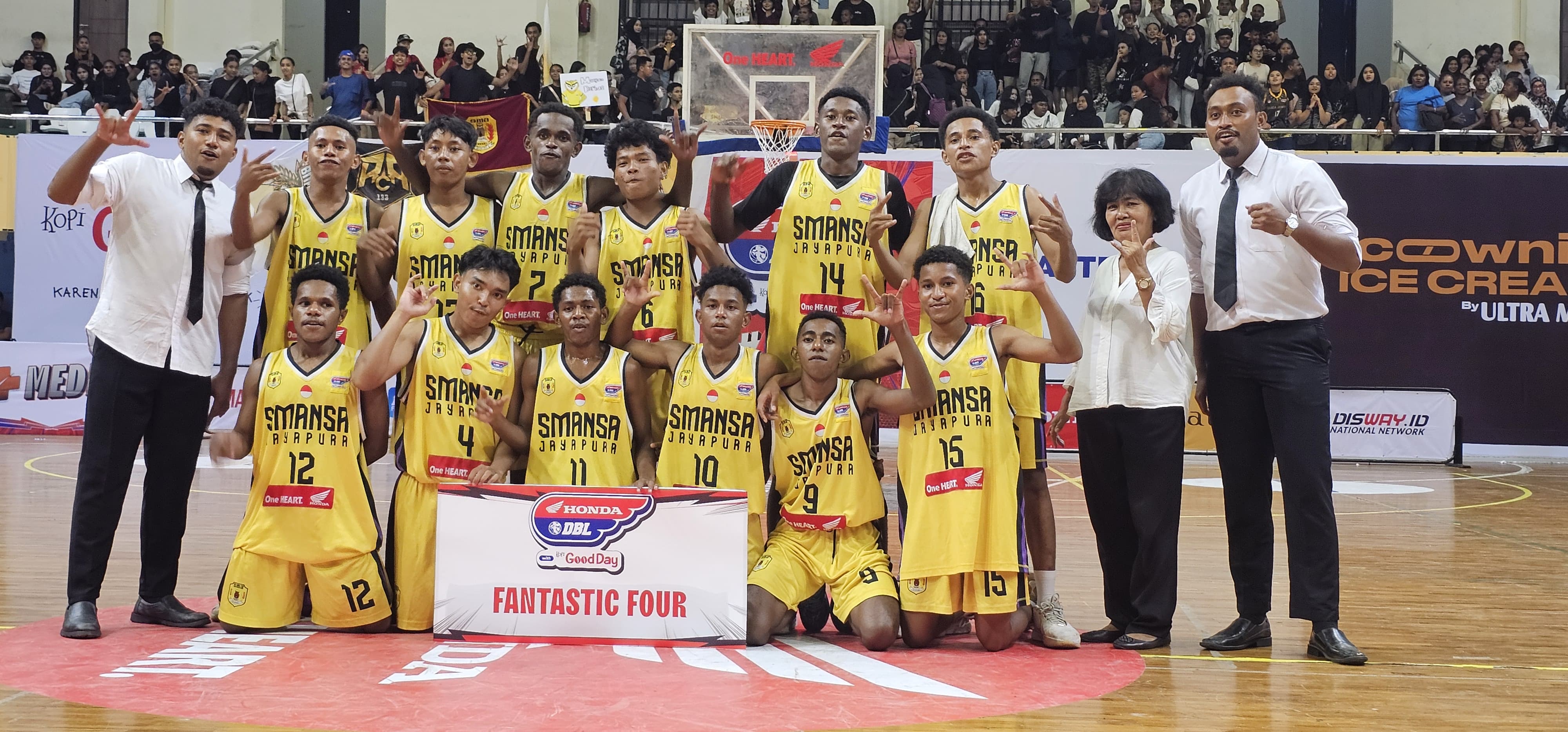 Pemain basket Putra SMA 1 Jayapura saat foto bersama usai pertandingan. (CEPOSONLINE.COM/HANS PALEN)