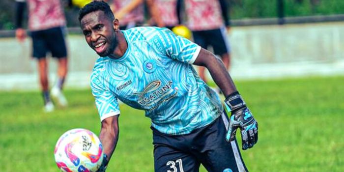 Kiper PSBS Biak, John Pigai, di sesi latihan.