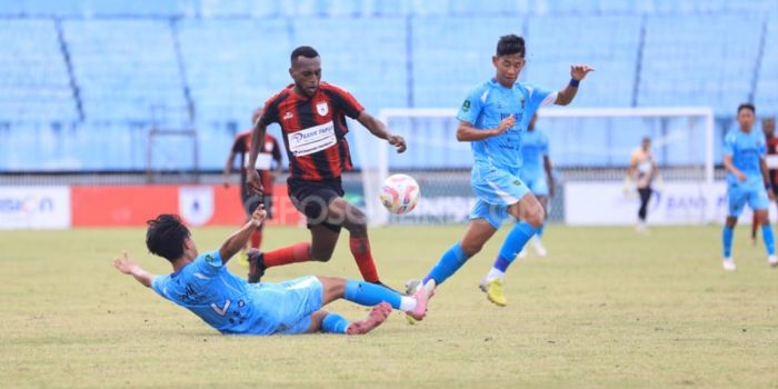 Pemain Persikas saat tengah mencoba merebut bola dari pemain Persipura, Elisa Basna.