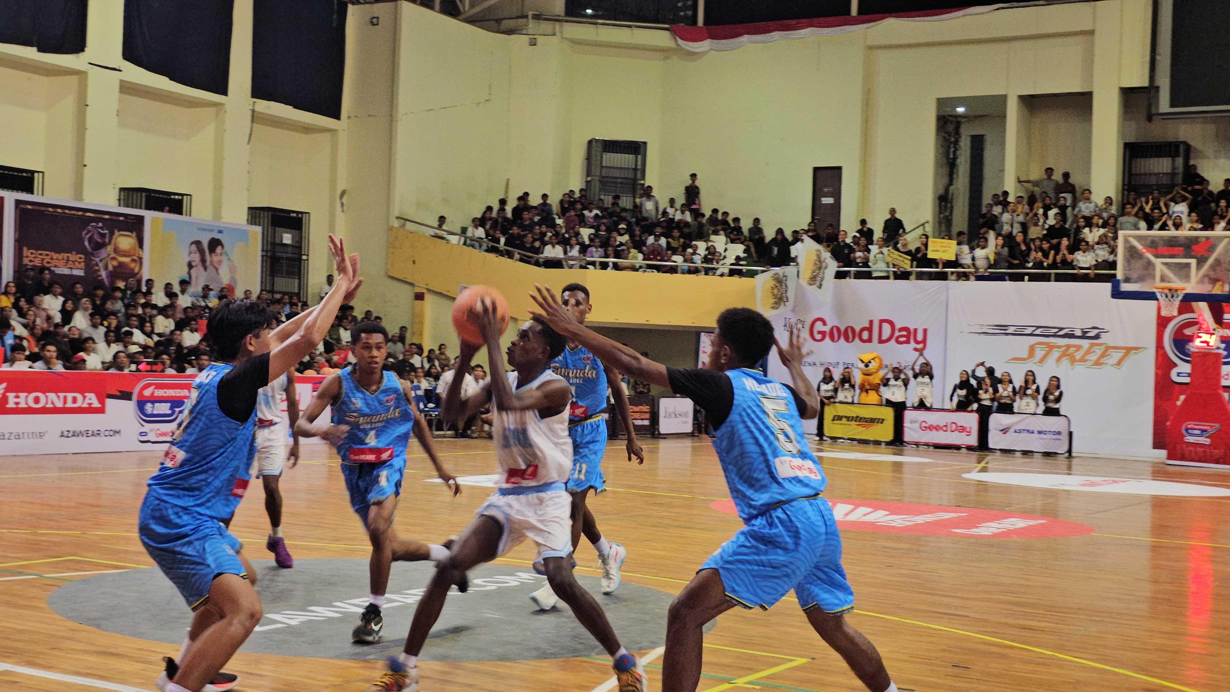 Basket Putra SMA 1 Jayapura (baju putih) saat bertanding melawan SMA 2 Merauke. (CEPOSONLINE.COM/HANS PALEN)