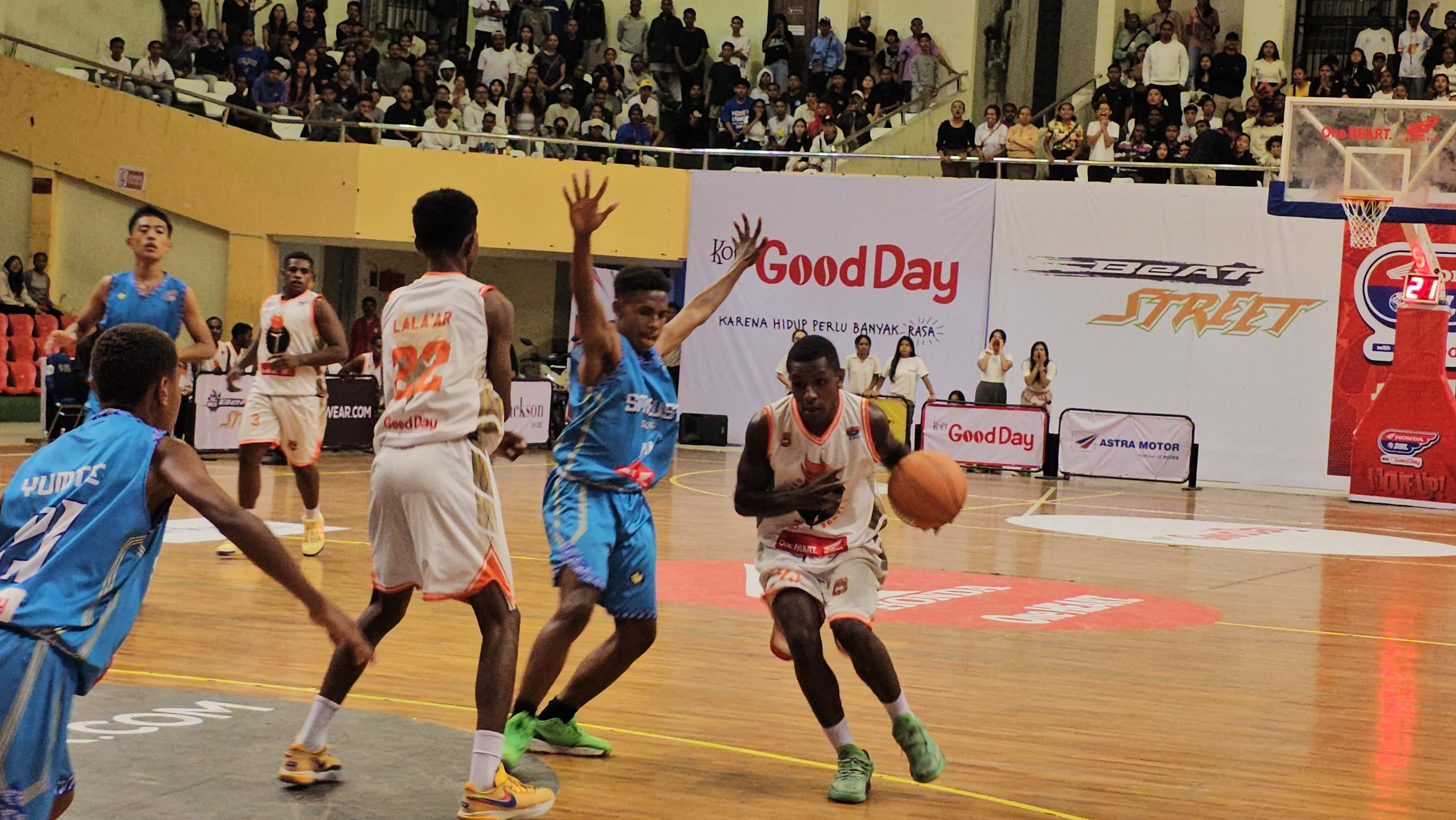 Basket Putra SMA Taruna Bakti (baju putih) saat bertanding melawan SMA Agustinus Sorong. (CEPOSONLINE.COM/HANS PALEN).