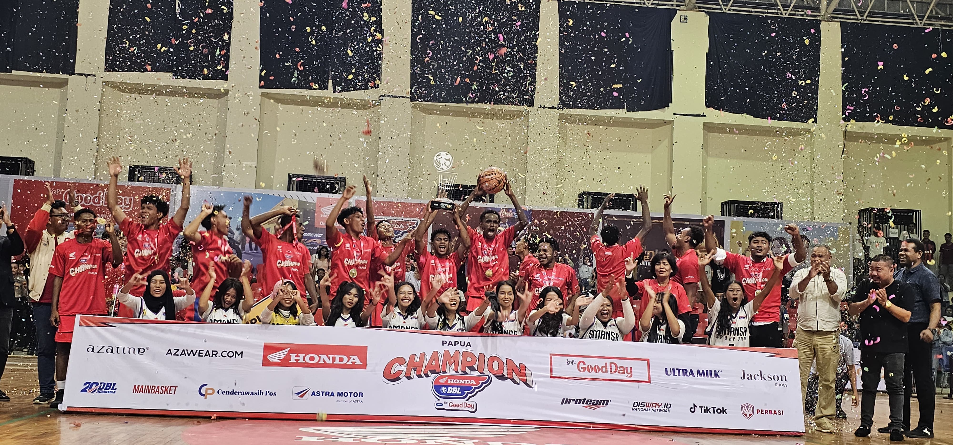 Tim Basket putra SMA 1 Jayapura ketika foto bersama usai menyabet gelar juara pada DBL Papua 2025. (CEPOSONLINE.COM/HANS PALEN).