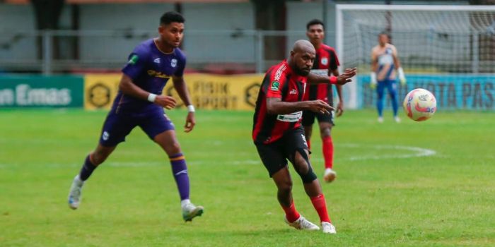 Kapten Persipura, Boaz Solossa, kala menghadapi RANS Nusantara dalam lanjutan babak play off Liga 2.