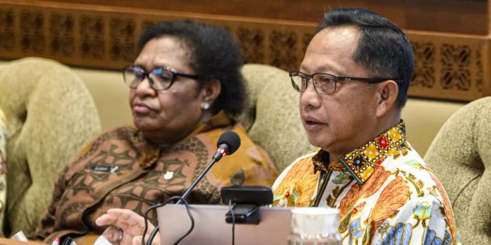 Menteri Dalam Negeri Tito Karnavian Bersama Wakil Menteri Ribka Haluk dalam pada rapat kerja dengan Komisi II DPR di Kompleks Parlemen, Senayan, Jakarta, Kamis (31/10/2024). . (Salman Toyibi/Jawa Pos)