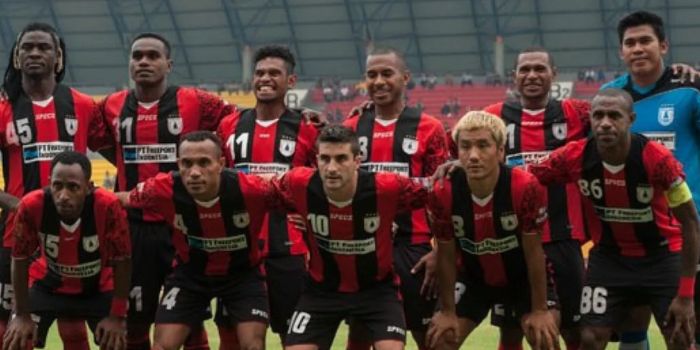 Pesepak bola Persipura Jayapura berpose sebelum berhadapan dengan Pelita Bandung Raya (PBR) dalam semifinal ISL 2014 di Stadion Gelora Jakabaring, Palembang, Sumatera Selatan, Selasa (4/11).