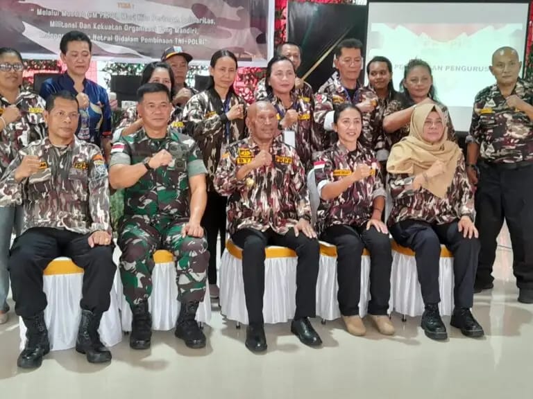 Ketua PD 24 GM FKPPI Papua, Dr. Drs. Benhur Tomi Mano, MM foto bersama dengan pengurus I PC 2422 GM FKPPI Kabupaten Mimika tahun 2025, Kamis (31/1/2025). (BTM For CEPOSONLINE.COM)