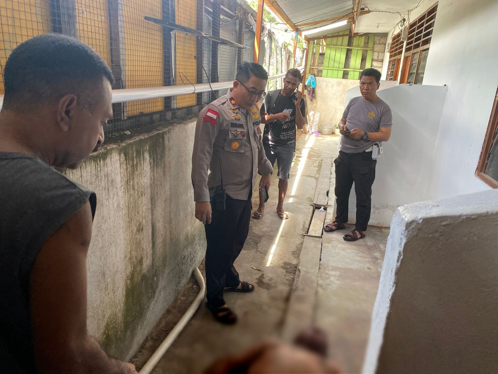 Kondisi jenazah saat hendak dievakuasi Tim Identifikasi Sat Reskrim Polresta Jayapura Kota ke RS Bhayangkara TK II Jayapura, Jumat (31/1/2025). (Ceposonline.com/Dok.Polsek Abepura)