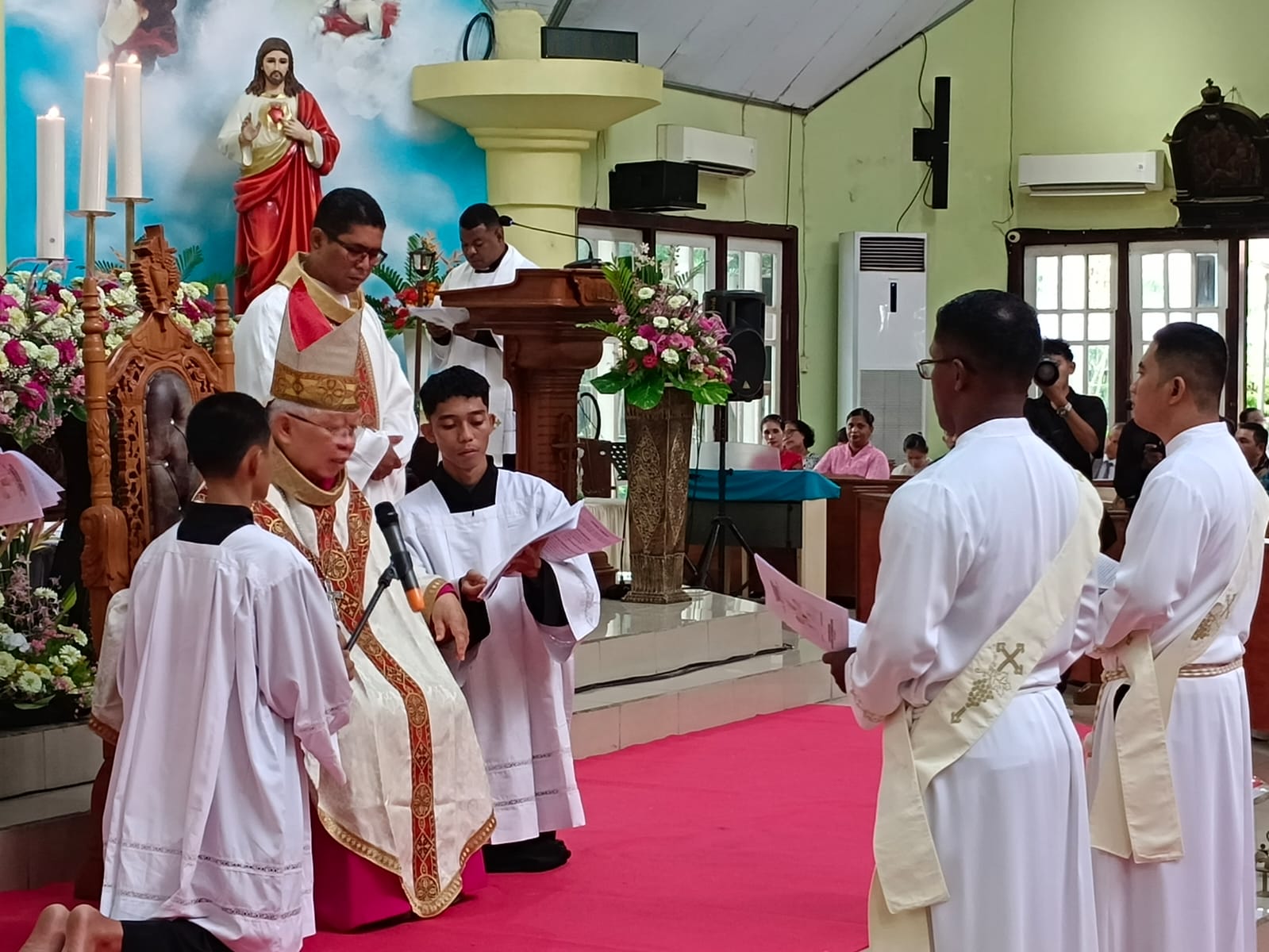 Uskup Agung Merauke Mgr. Petrus Canisius Mandagi, MSC saat menabiskan 2 imam baru di gereja Katedral Fransiskus Merauke, Sabtu (1/2/2025). Ceposonline.com/Sulo