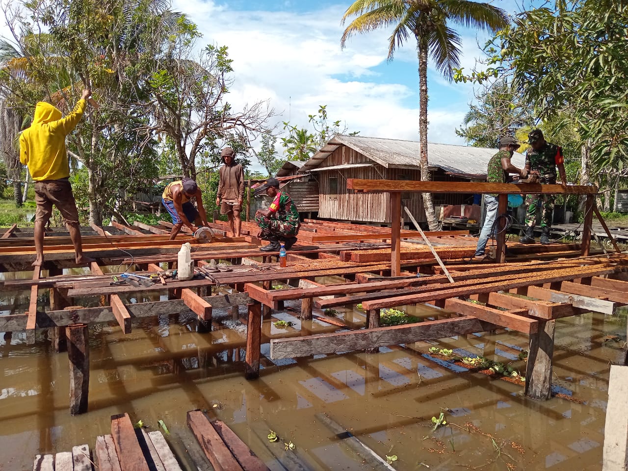Babinsa Koramil 1704-08/Atsj, Kabupaten. Asmat saat ikut membantu membangun rumah guru. Ceposonline.com/ist