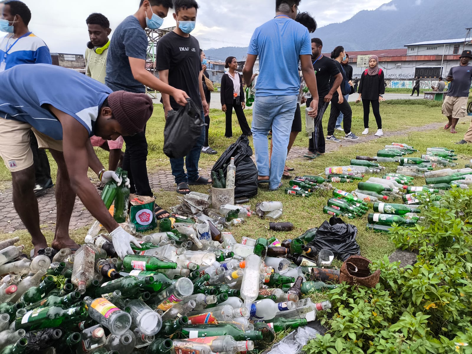 Ratusan botol minuman keras yang ditemukan kelompok muda peduli lingkungan di taman Pasar Lama Sentani tepatnya di depan Masjid Babul Jannah, Sabtu (1/1/2025). CEPOSONLINE/Gamel