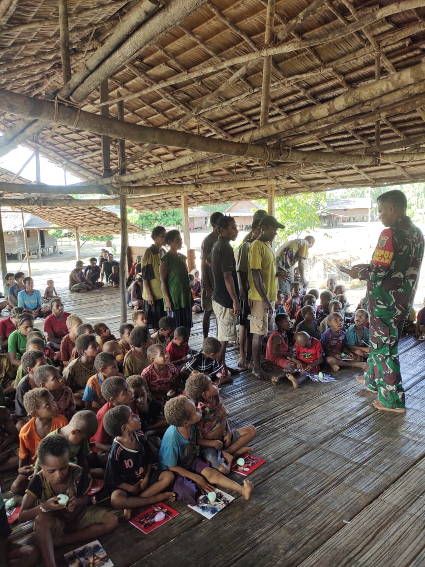Antusiasme anak-anak Dusun Toba, Distrik Shahcame, Kabupaten Mappi-Papua Selatan dengan kehadiran rumah belajar gratis di dusun mereka. (Ceposonline.com/Istimewa)