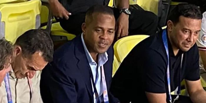 kehadiran pelatih Timnas Indonesia, Patrick Kluivert (kanan) di laga melawan Persija Jakarta.