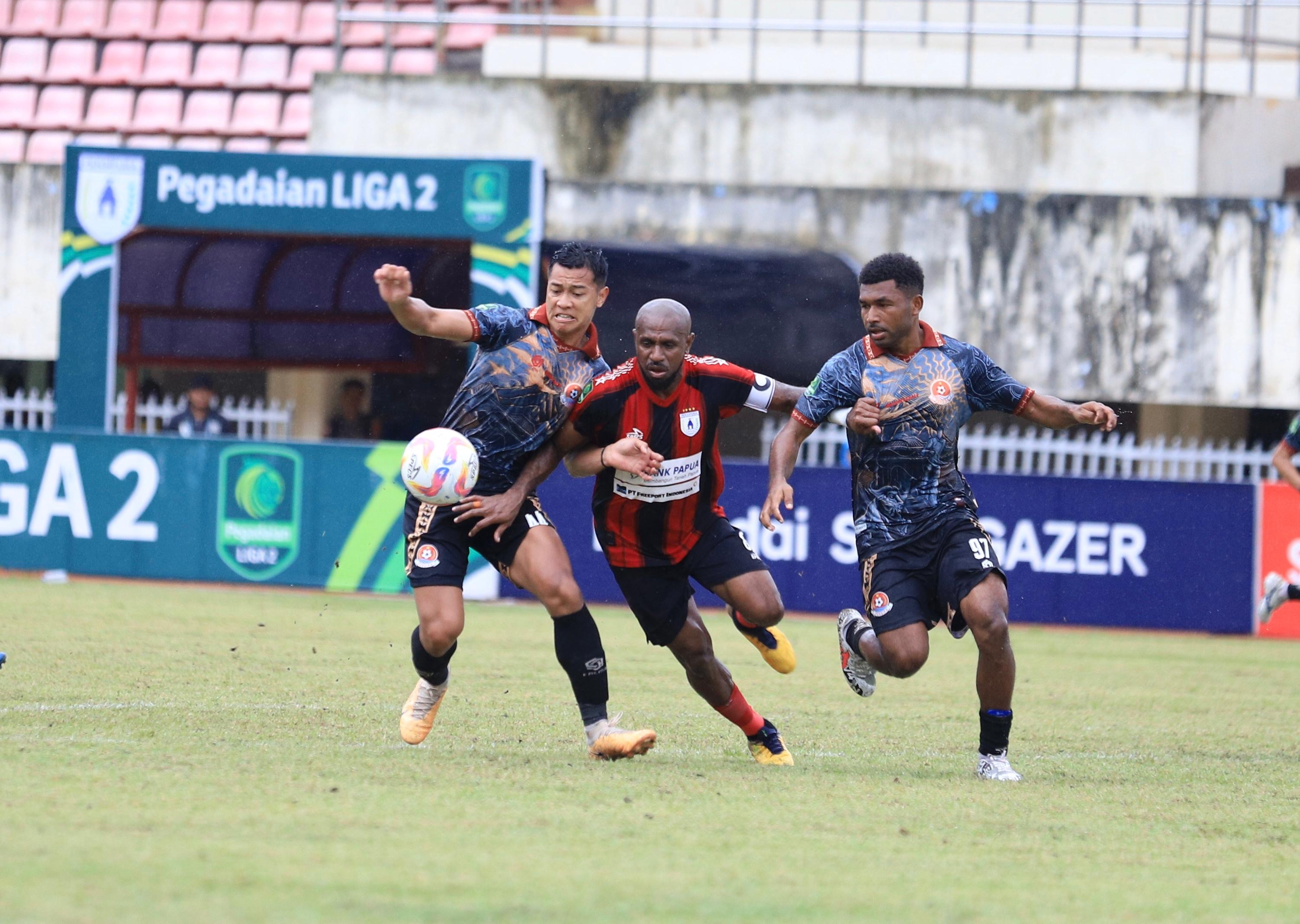Boaz Solossa kala diapit dua pemain Persipa Pati. Persipura vs Persipa berakhir 1-1.