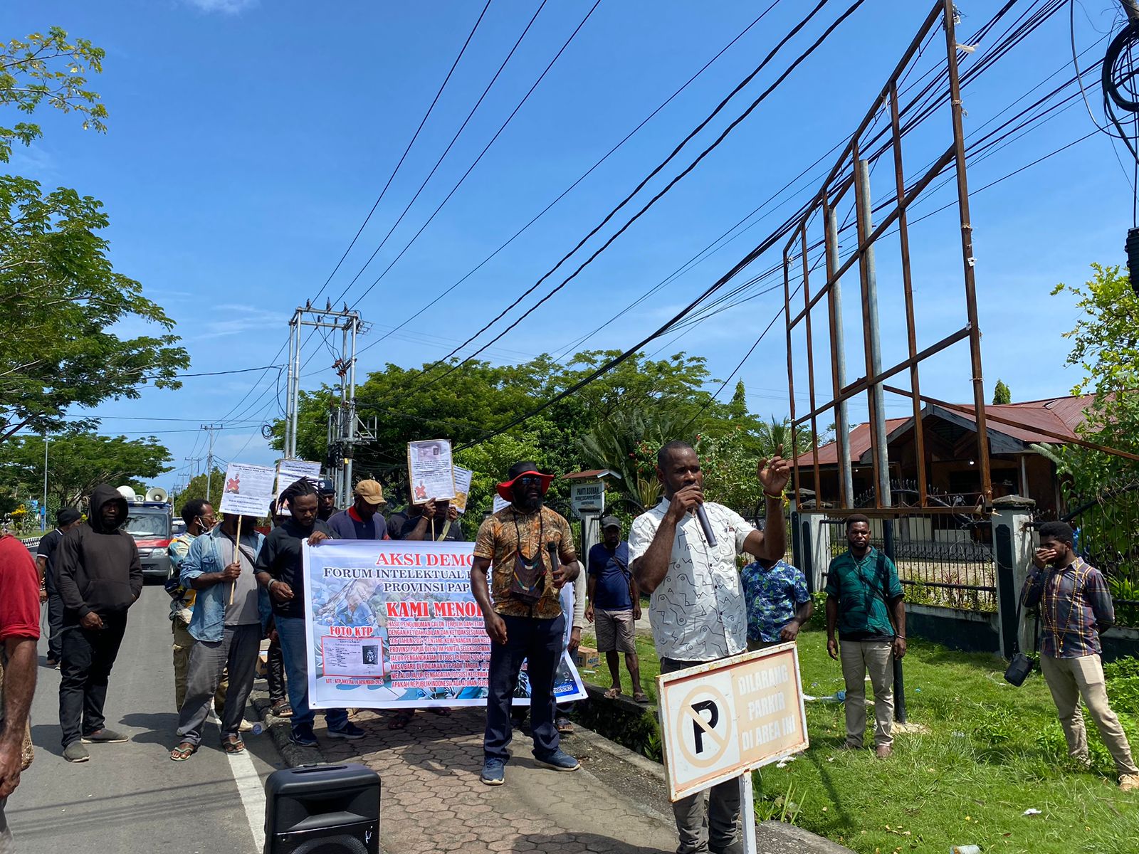 Massa saat berorasi di depan Kantor Gubernur Papua Tengah.(CEPOSONLINE.COM/THERESIA F. TEKEGE)