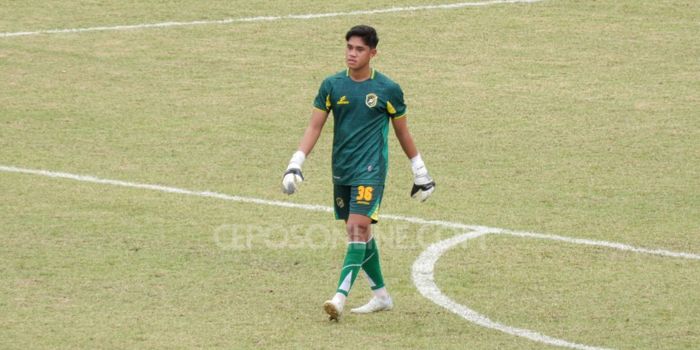 kiper Persewar, Adzib Al Hakim, saat pertandingan melawan Gresik United di Stadion Mandala Jayapura, 4 Februari 2025 lalu.