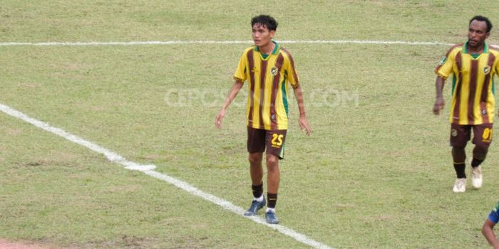 Debut Dennis Ivakdalam, putra legenda Persipura, Eduard Ivakdalam, bersama Persewar Waropen di Stadion Mandala Jayapura.