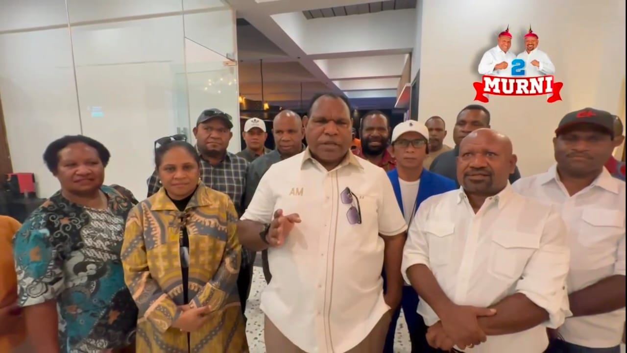 Calon bupati dan wakil bupati terpilih Jayawijaya, Athenius Murib dan Ronny Elopere saat memberikan keterangan pers di Jakarta, usai MK menolak gugatan Paslon 04, Rabu (5/2/2025).(Istimewa).