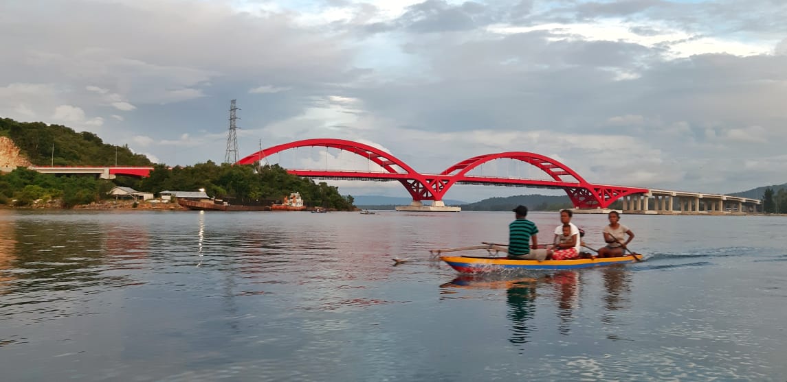 Keberadaan Jembatan Youtefa itu juga menjadi salah satu ikon wisata di Kota Jayapura dengan Pantai Ceberi disisinya. Keberadaan jembatan ini membawa dampak bagi kawasan pantai di sekitarnya.