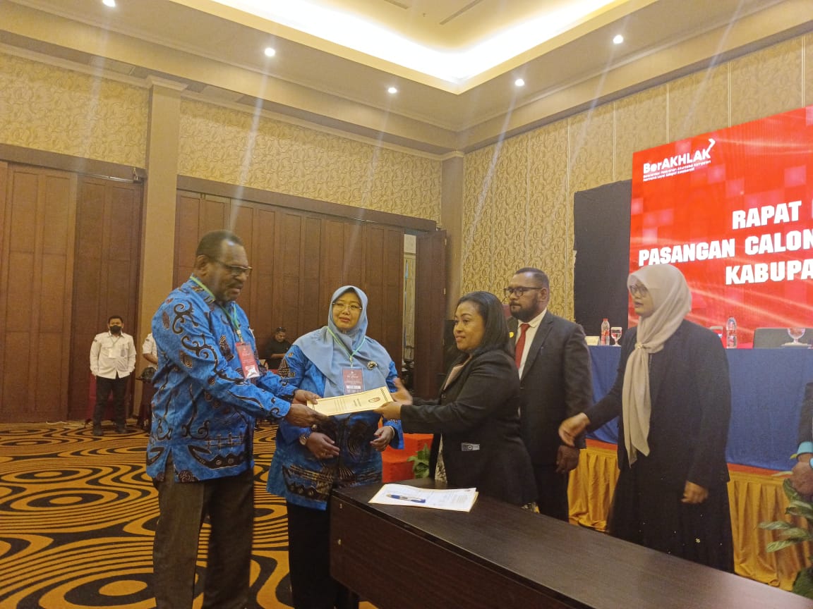 Ketua KPU Kabupaten Merauke Rosina Kebubun saat menyerahkan hasil penetapan kepada bupati dan wakil bupati Merauke terpilih periode 2024-2029 Yoseph Bladib Gebze-Fauzun Nihayah, Kamis (6/2/2025) .