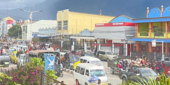 Ribuan massa dari 40 Distrik  se-Jayawijaya mengepung Kota Wamena, Papua Pegunungan, pada Jumat, 7 Februari 2025.