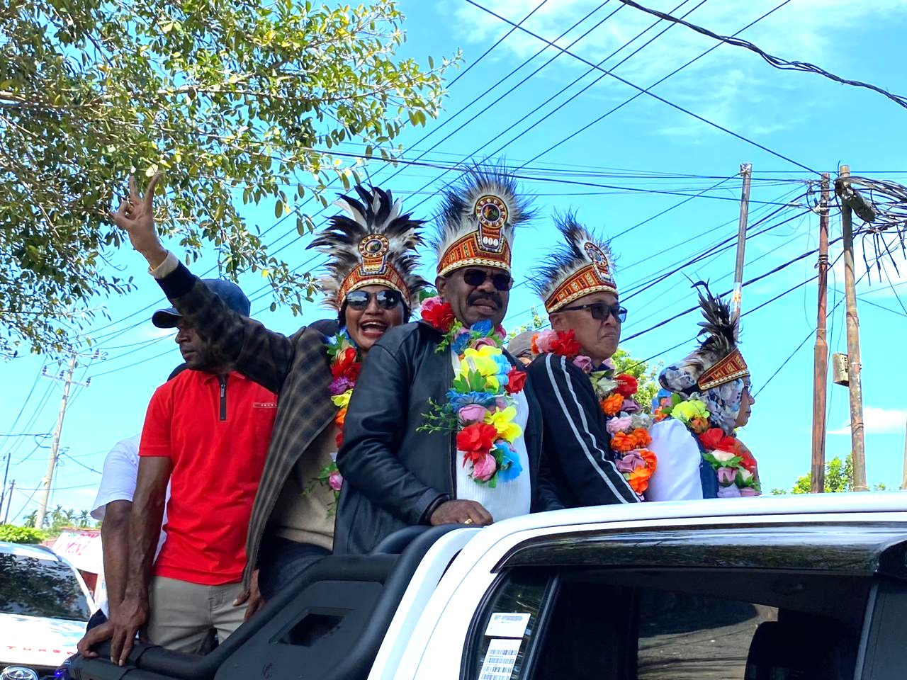 Bupati dan Wakil Bupati Nabire terpilih, Mesak Magai dan Burhanuddin Pawennari saat melambai tangan ke masyarakat. (CEPOSONLINE.COM/THERESIA.F TEKEGE)
