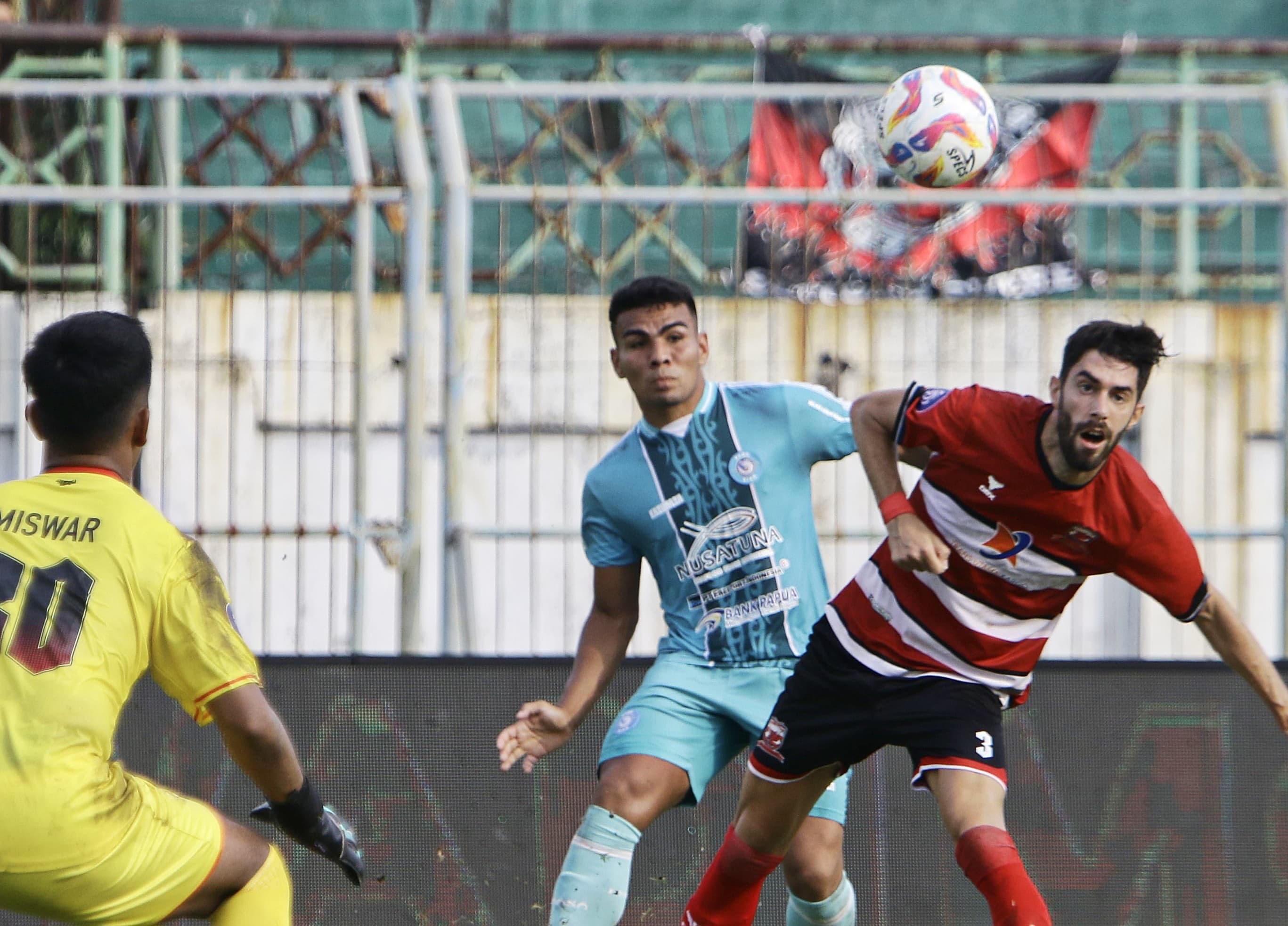 REBUTAN BOLA - PSBS Biak vs Madura United di Stadion Gelora Madura Ratu Pamelingan Sabtu 8 Februari 2025.