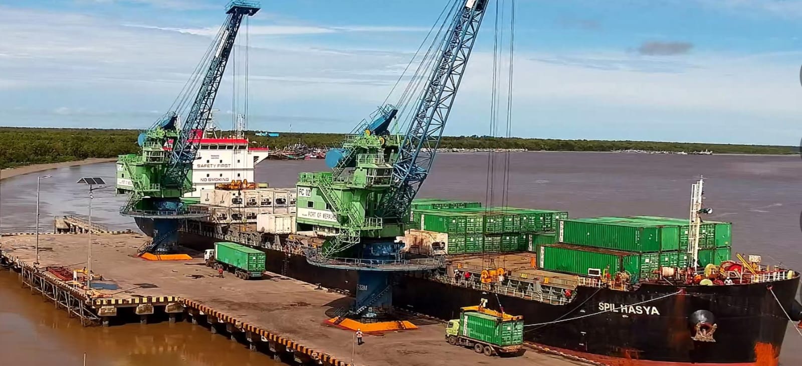 Dermaga Pelabuhan Yos Sudarao Merauke.  (CEPOSONLINE.COM/ISTIMEWA)