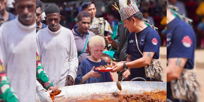 Bobon Santoso memimpin tim Kuali Merah Putih, berkolaborasi dengan Satgas Yonif 141/AYJP, masak besar di Papua.