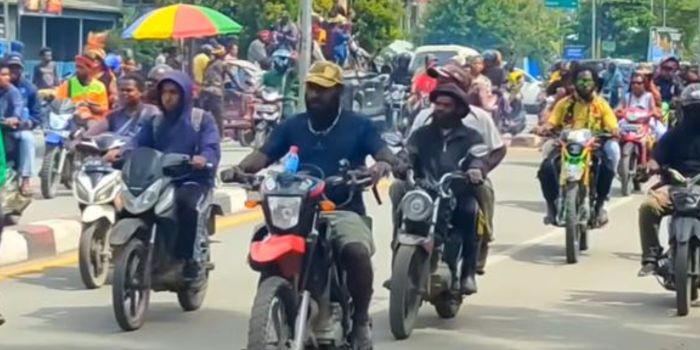 Pawai masyarakat menyambut kedatangan Bupati dan Wakil Bupati Jayawijayua Terpilih, Athenius Murib dan Ronny Elopere, di Kota Wamena, Papua Pegunungan.