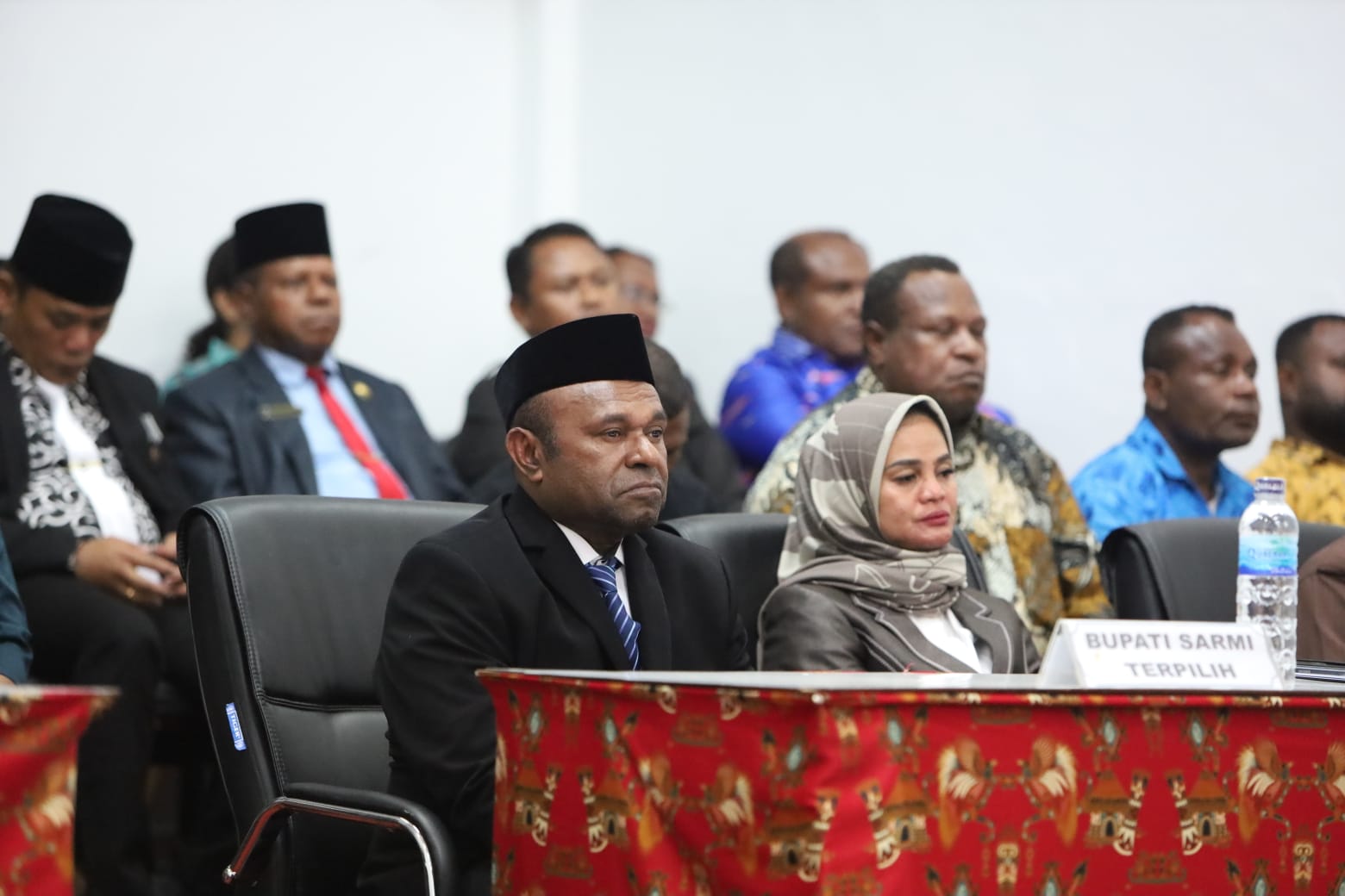 Bupati terpilih Kabupaten Sarmi Dominggus Catue SKM.M.Kes dan Wakil Bupati Jumriati saat menghadiri Rapat Paripurna Rapat Paripurna DPRK Sarmi di Gedung DPRK Sarmi, Kota Baru Petam, Sabtu (8/02/2025).