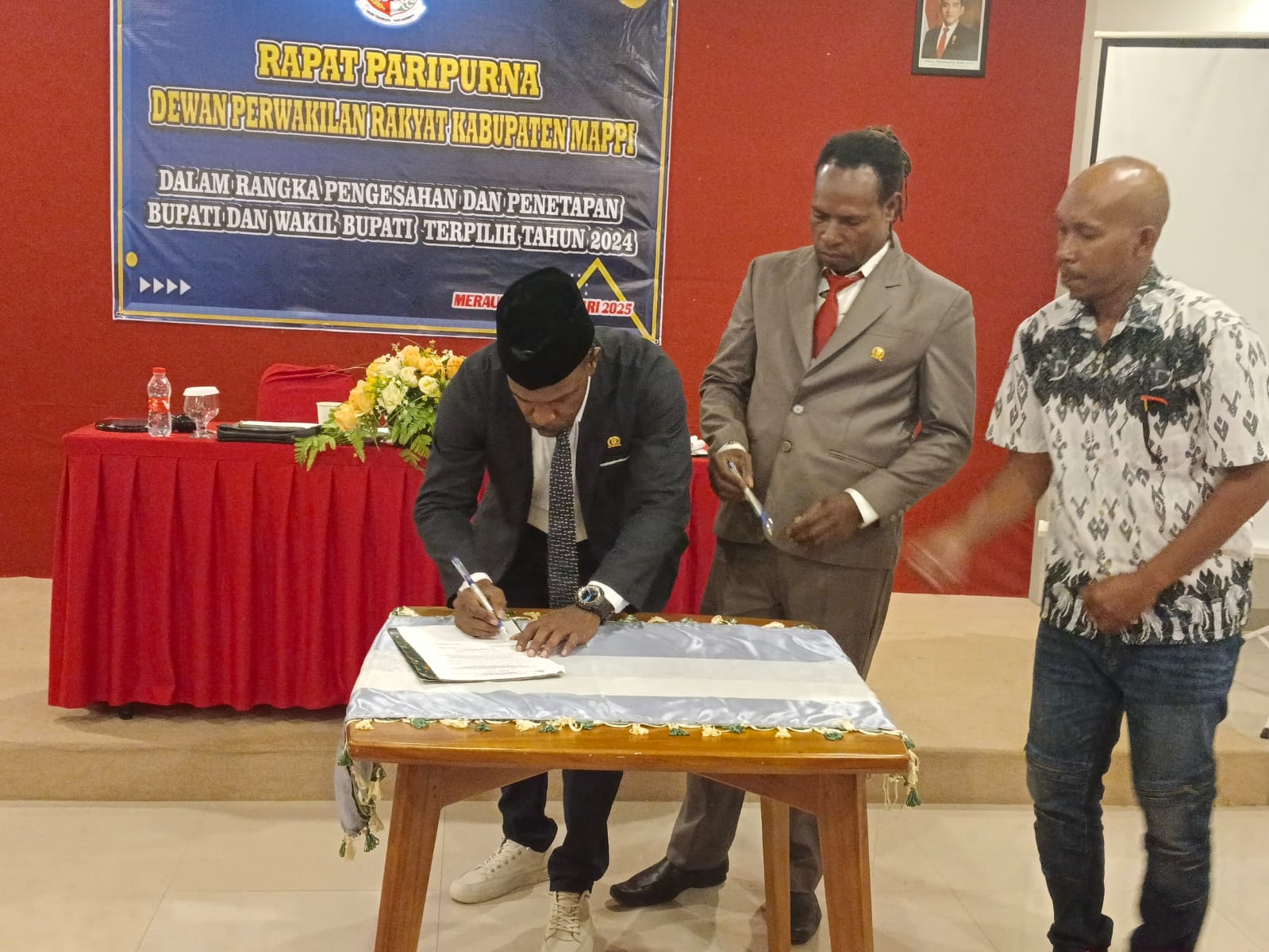Pimpinan Sementara DPRK Mappi Erik Yonatan Oku didampingi Wakil Pimpinan Sementara Ananias Mabur menandatangi keputusan DPRK Mappi penetapan bupati & wakil bupati Mappi terpilih periode 2025-2030.