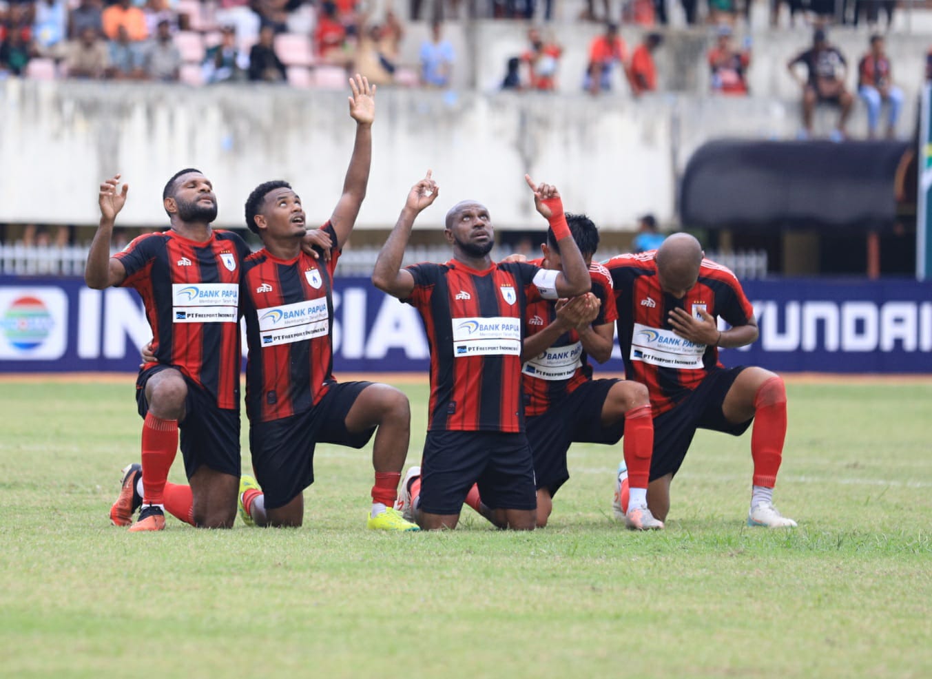 Boaz Solossa saat melakukan selebrasi usai mencetak gol ke gawang Persipal Palu. (CEPOSONLINE.COM/Eriyanto)