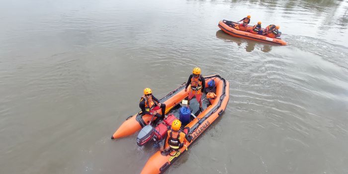Tim SAR saat bertolak dari dermaga menuju lokasi pencarian korban kecelakaan laut bernama Amir Caco.