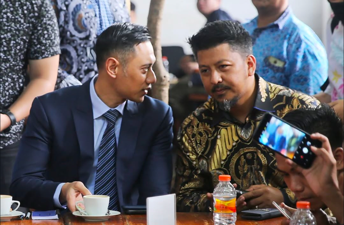 Momen kebersamaan Ketua Umum Partai Demokrat, Agus Harimurti Yudhoyono (kiri) bersama Bendahara Umum Partai Demokrat, Renville Antonio (kanan).