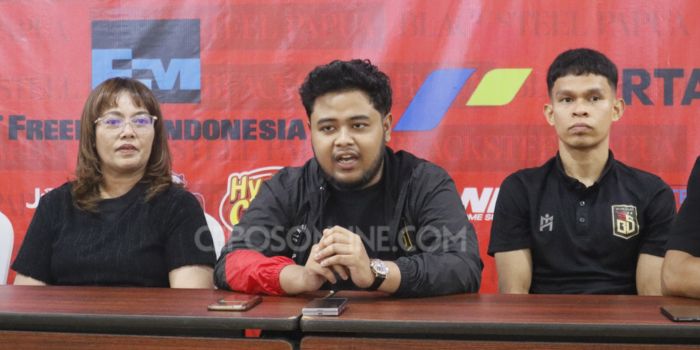 Presiden Blacksteel Papua, Rizky Lahadalia, dalam konferensi pers, Kamis 13 Februari 2025.
