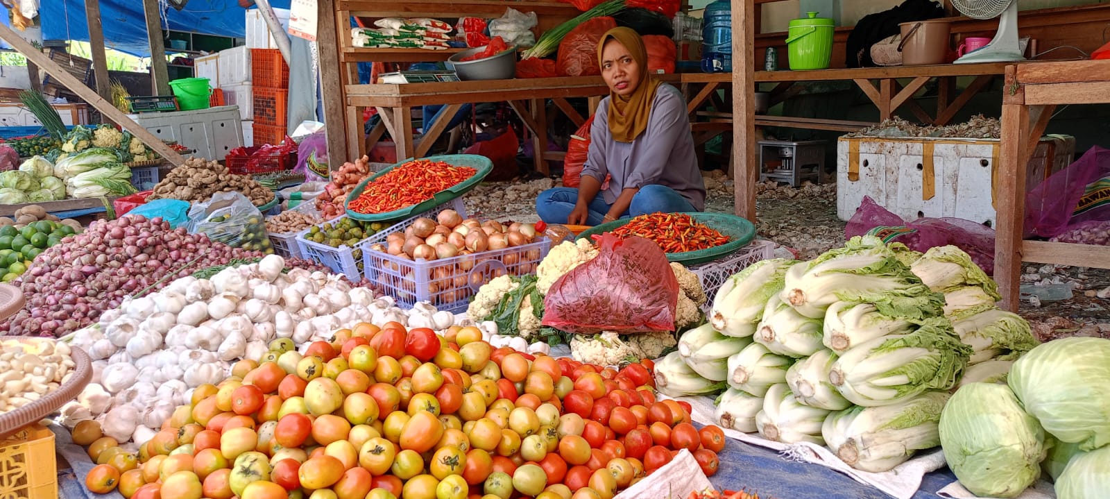 Pedagang komoditi pertanian di Pasar Otonom saat menunggu pembeli, Jumat (14/2/2025). (CEPOSONLINE.COM/PRIYADI)