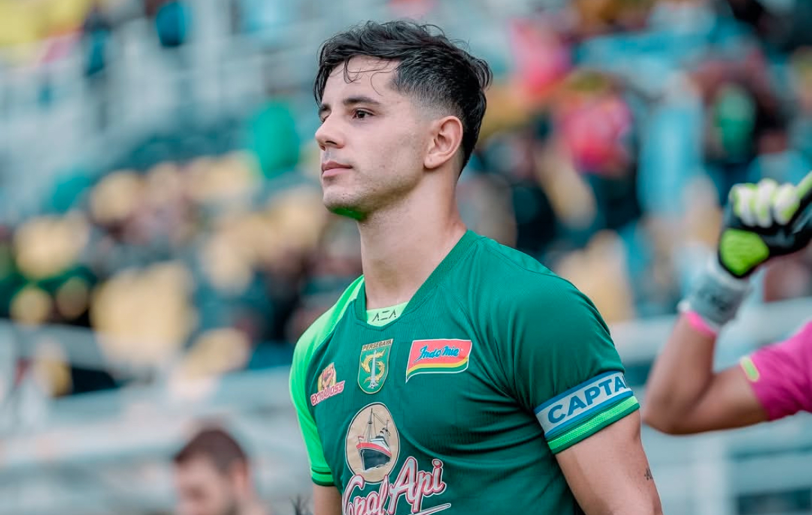 Punggawa Persebaya, Bruno Morera, mencetak gol di laga Persebaya vs PSBS Biak di Stadion Gelora Bung Tomo Surabaya pada Sabtu 15 Februari 2025