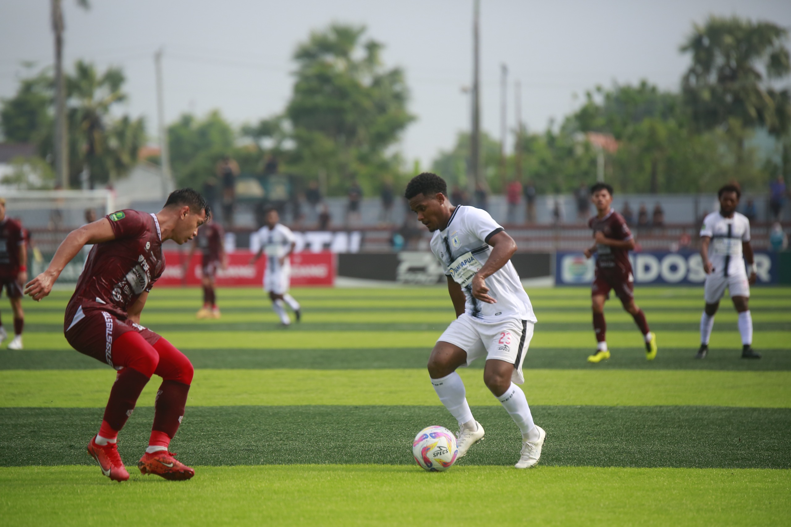 Ramai Rumakiek saat bertanding melawan Persipa Pati. (CEPOSONLINE.COM/IPUL)