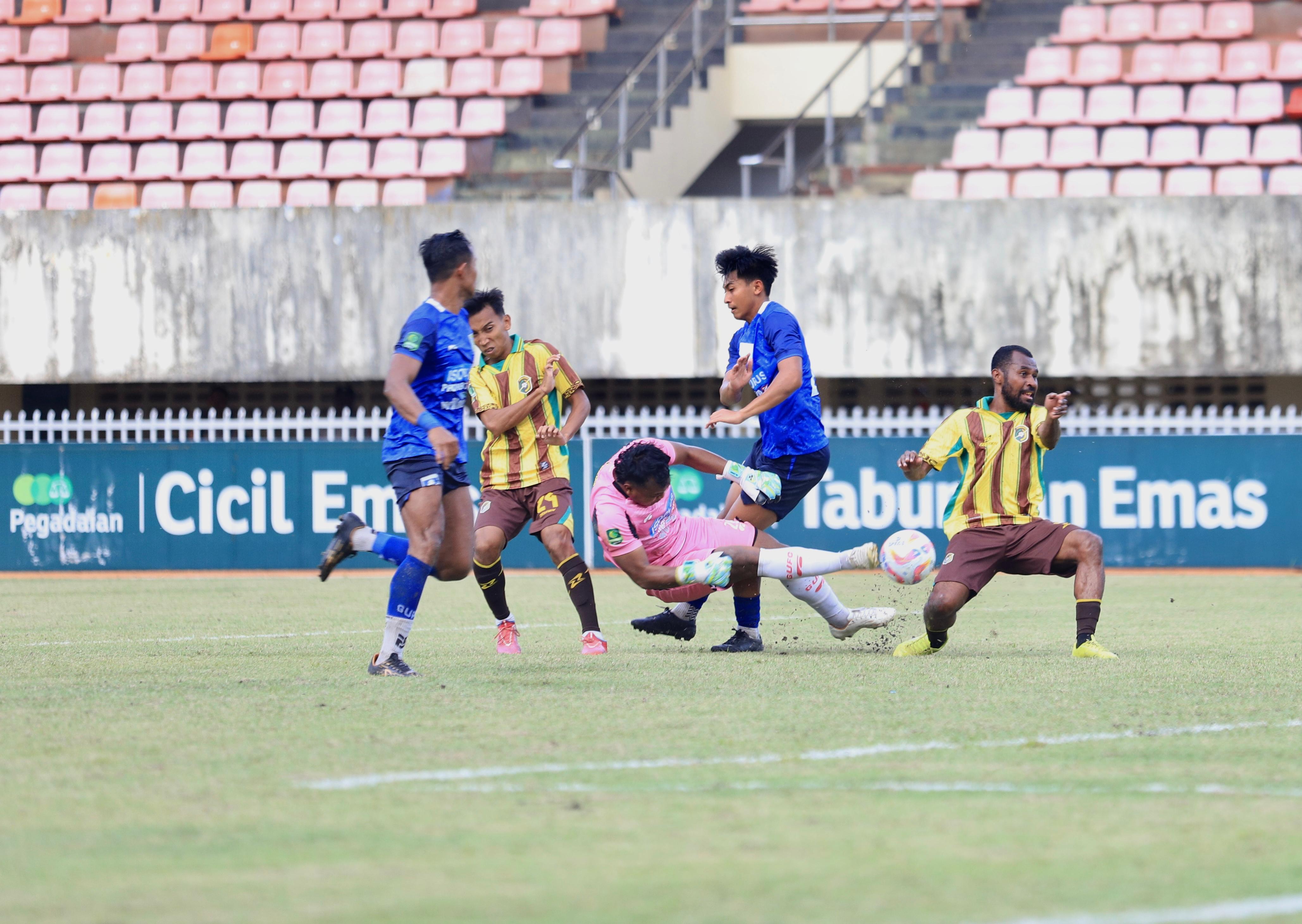 Pemain Persewar Waropen menghadapi Gresik United di Stadion Mandala Jayapura pada 4 Februari 2025 lalu.Erianto / Cenderawasih Pos