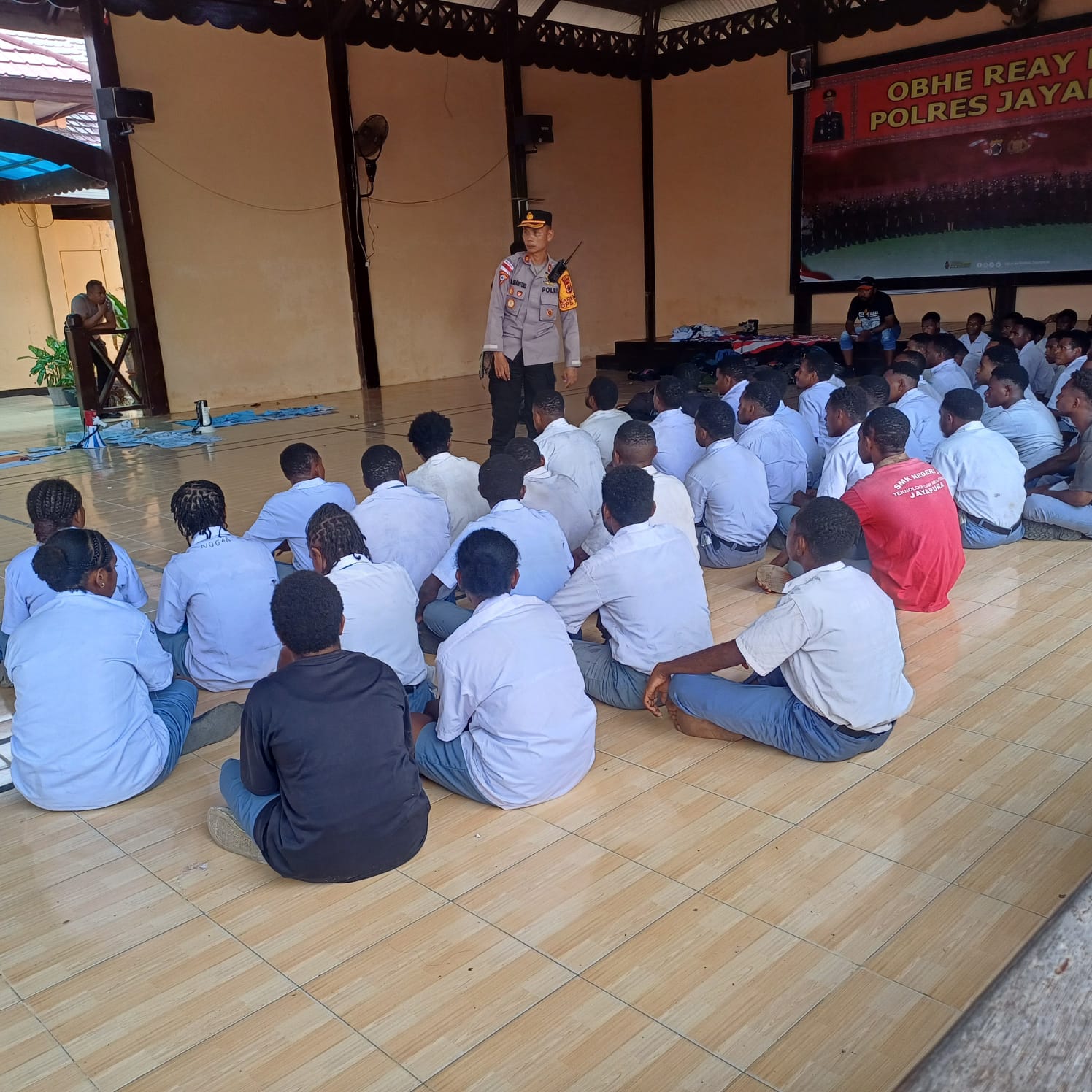 Puluhan pelajar di Sentani Kabupaten Jayapura saat diamankan ke Polres Jayapura, Senin (17/2/2025). (Foto : Istimewa)