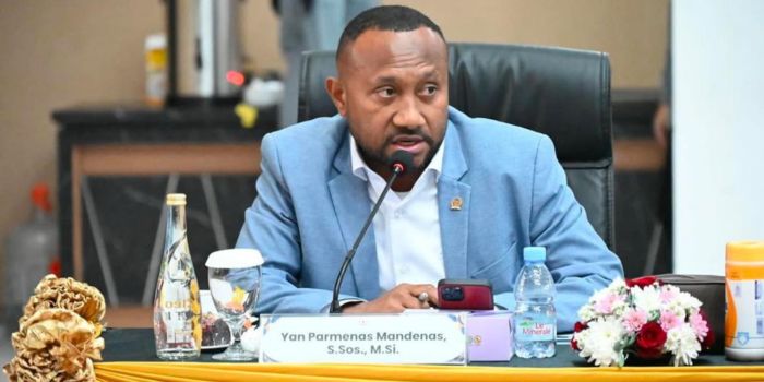 Anggota DPR RI Dapil Papua, Yan Mandenas, apresiasi Kejati Papua yang fokus berantas korupsi di Papua.